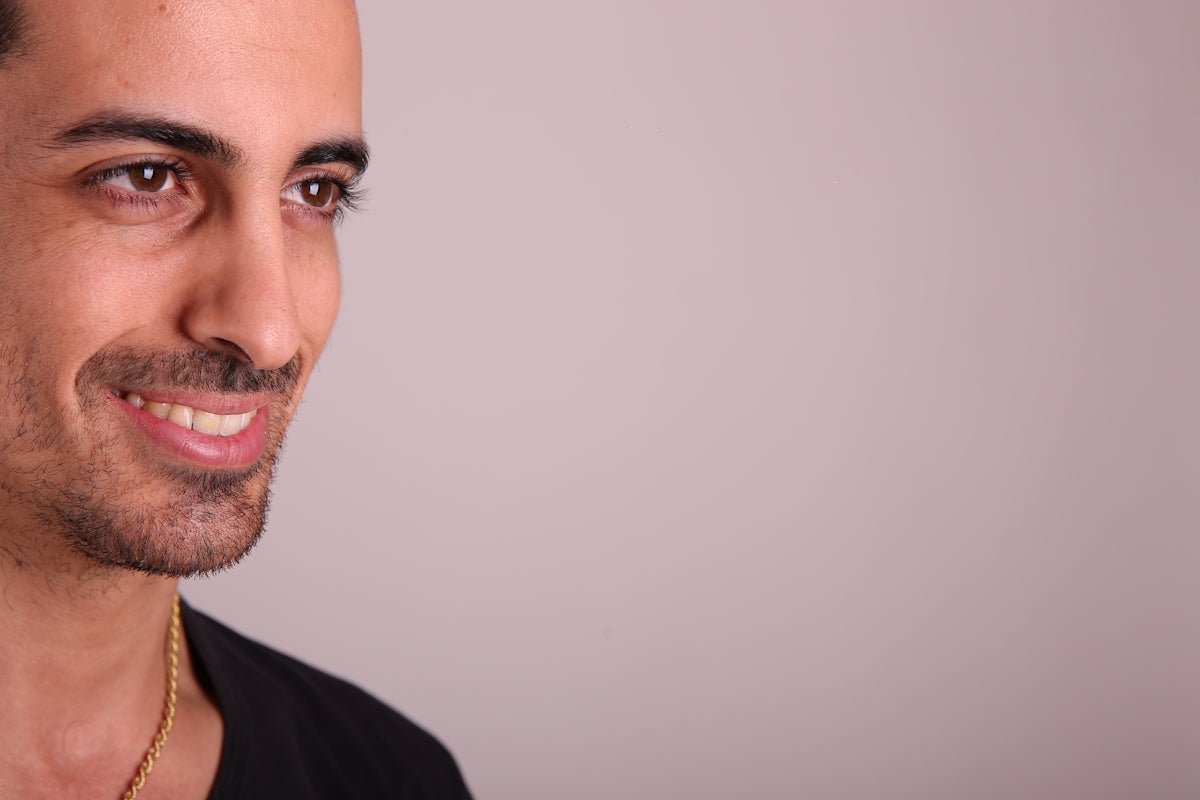 man in black crew neck shirt