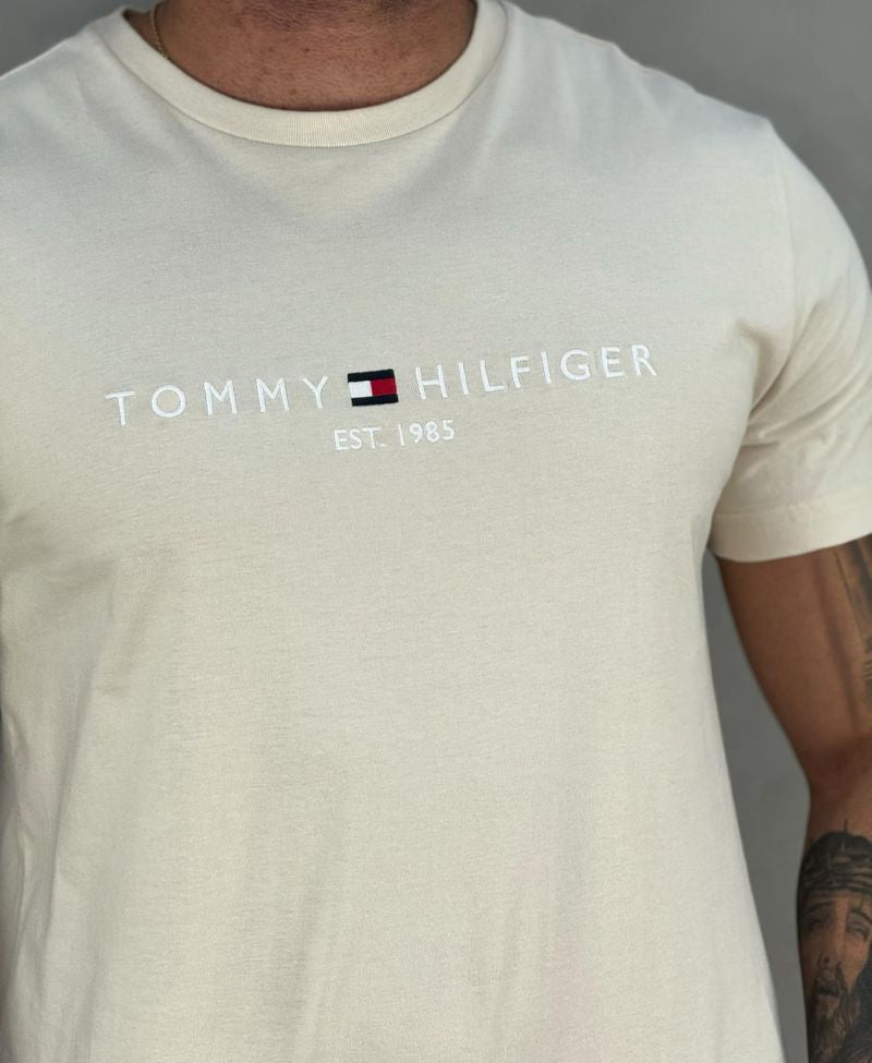 Camiseta Areia Masculina Est. 1985 - Tommy Hilfiger