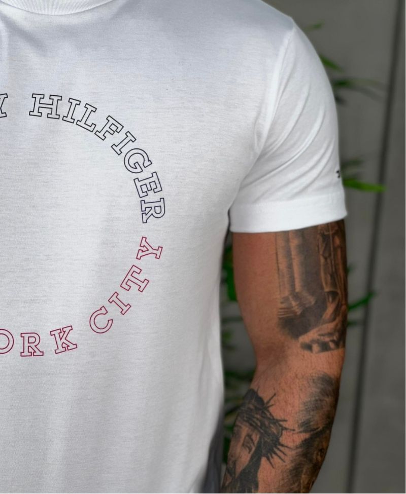 Camiseta Branca Masculina Com Logo Em Circulo No Peito - Tommy Hilfiger