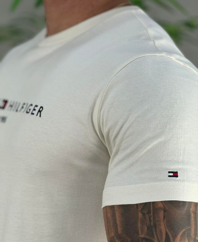 Camiseta Creme Masculina Classic Logo - Tommy Hilfiger