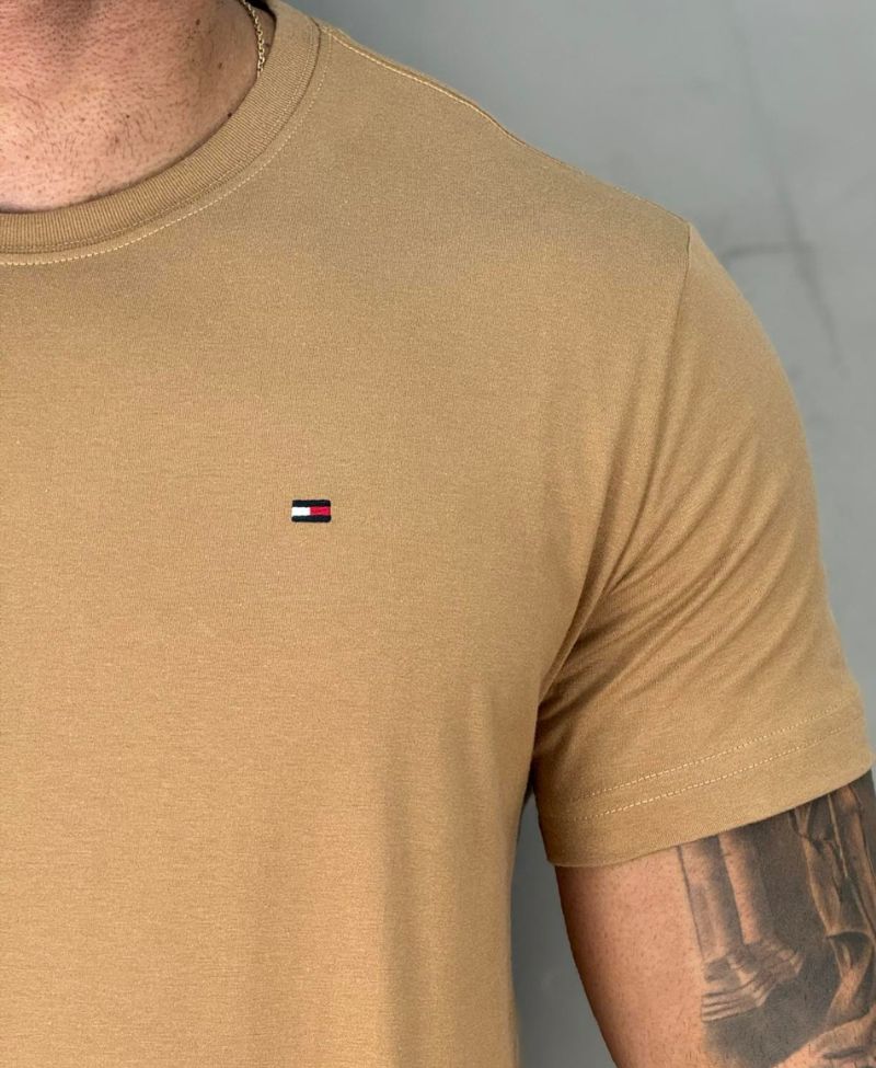 Kit 2 Camisetas Caqui e Marrom Masculino Básica - Tommy Hilfiger