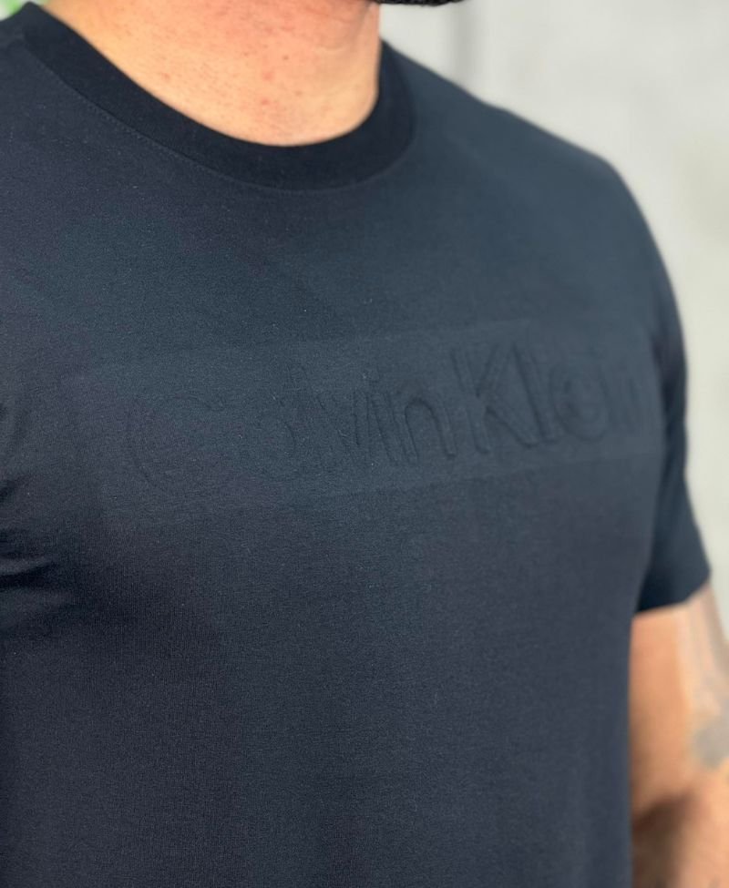 Camiseta Preta Masculina Embossing Slim - Calvin Klein