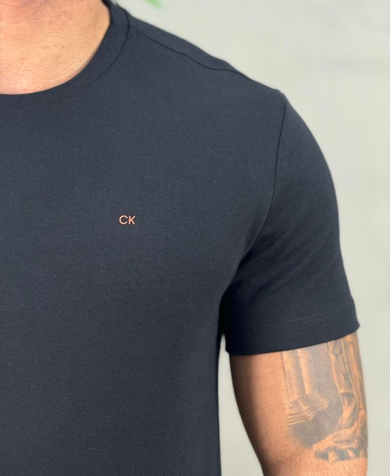 Camiseta Preta Masculina Suedine Com Logo Ck - Calvin Klein