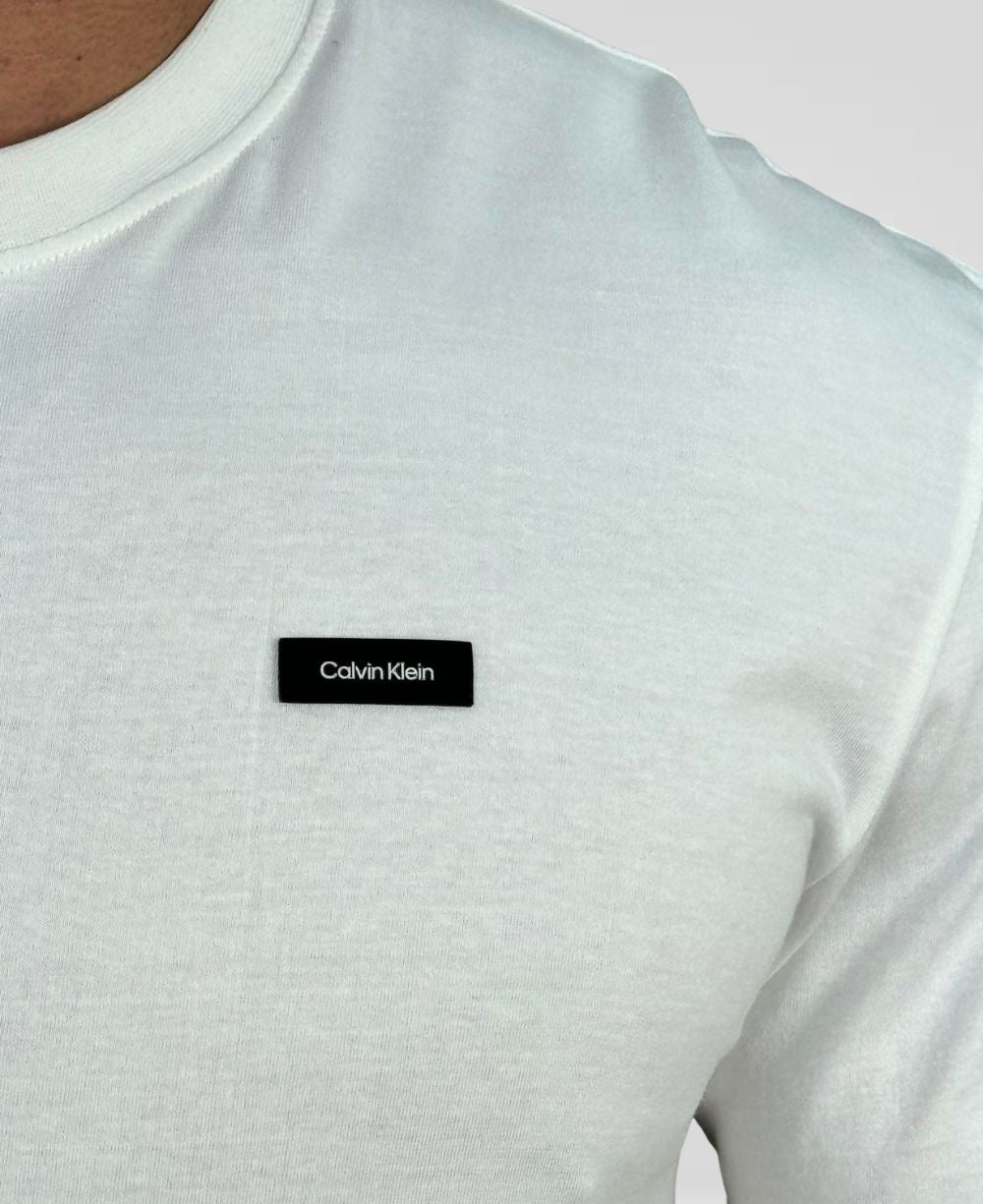 Camiseta Branca Masculina logo No Peito - Calvin Klein