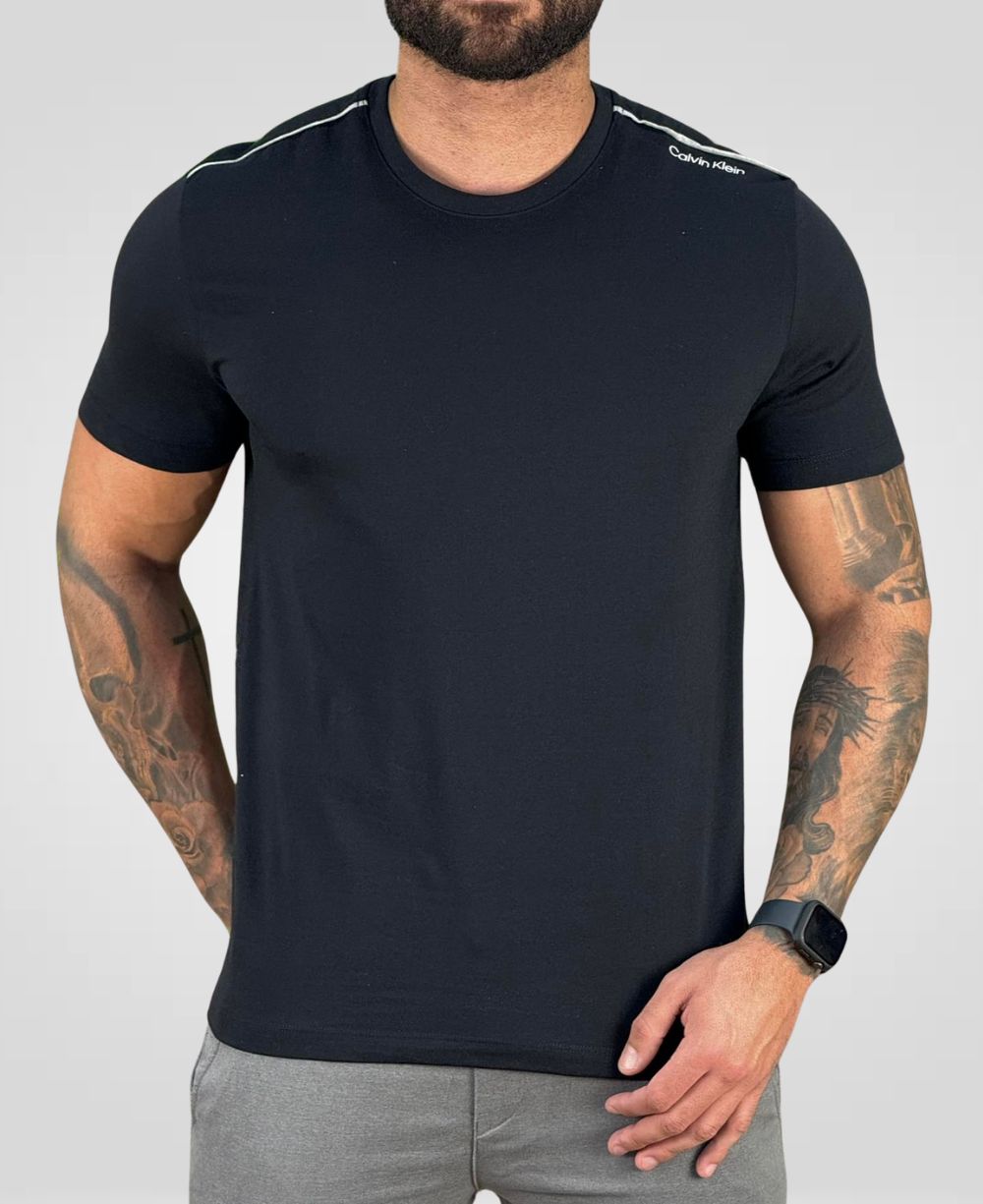 Camiseta Preta Masculina Logo Minimalista Superior - Calvin Klein