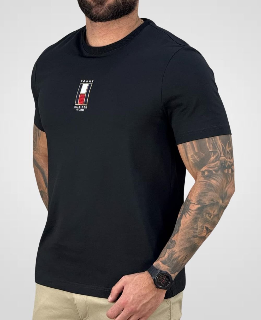 Camiseta Preto Bordada Bandeira Vertical Regular Fit - Tommy Hilfiger
