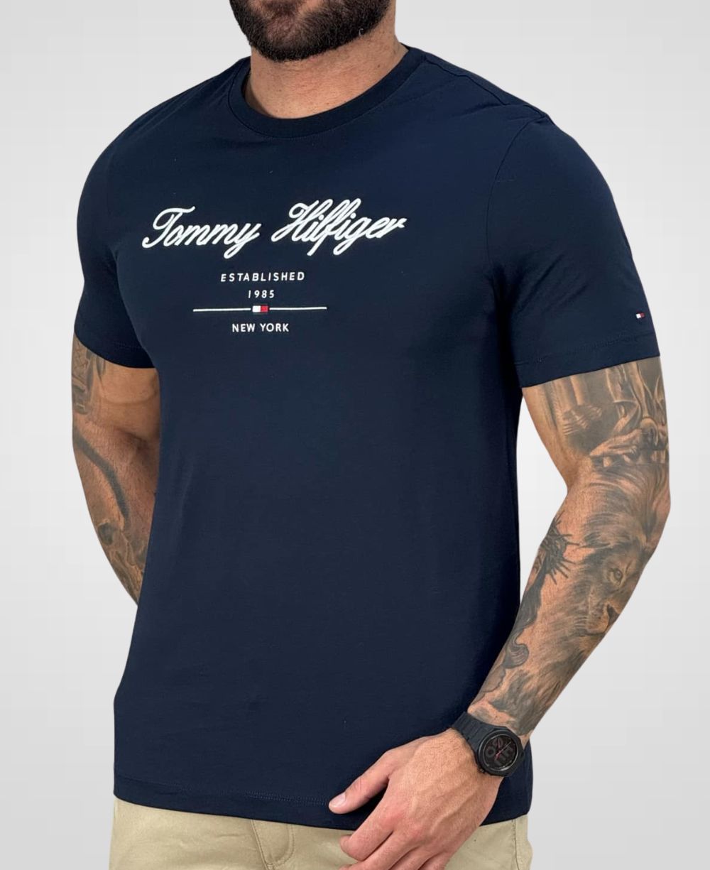 Camiseta Azul Marinho Script Logo Masculina Regular Fit - Tommy Hilfiger