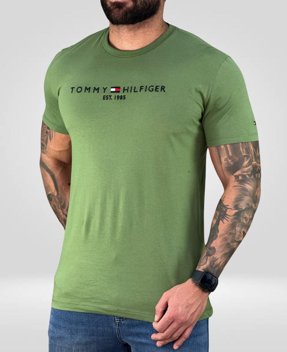 Camiseta Verde Musgo Masculina Est.1985 - Tommy Hilfiger