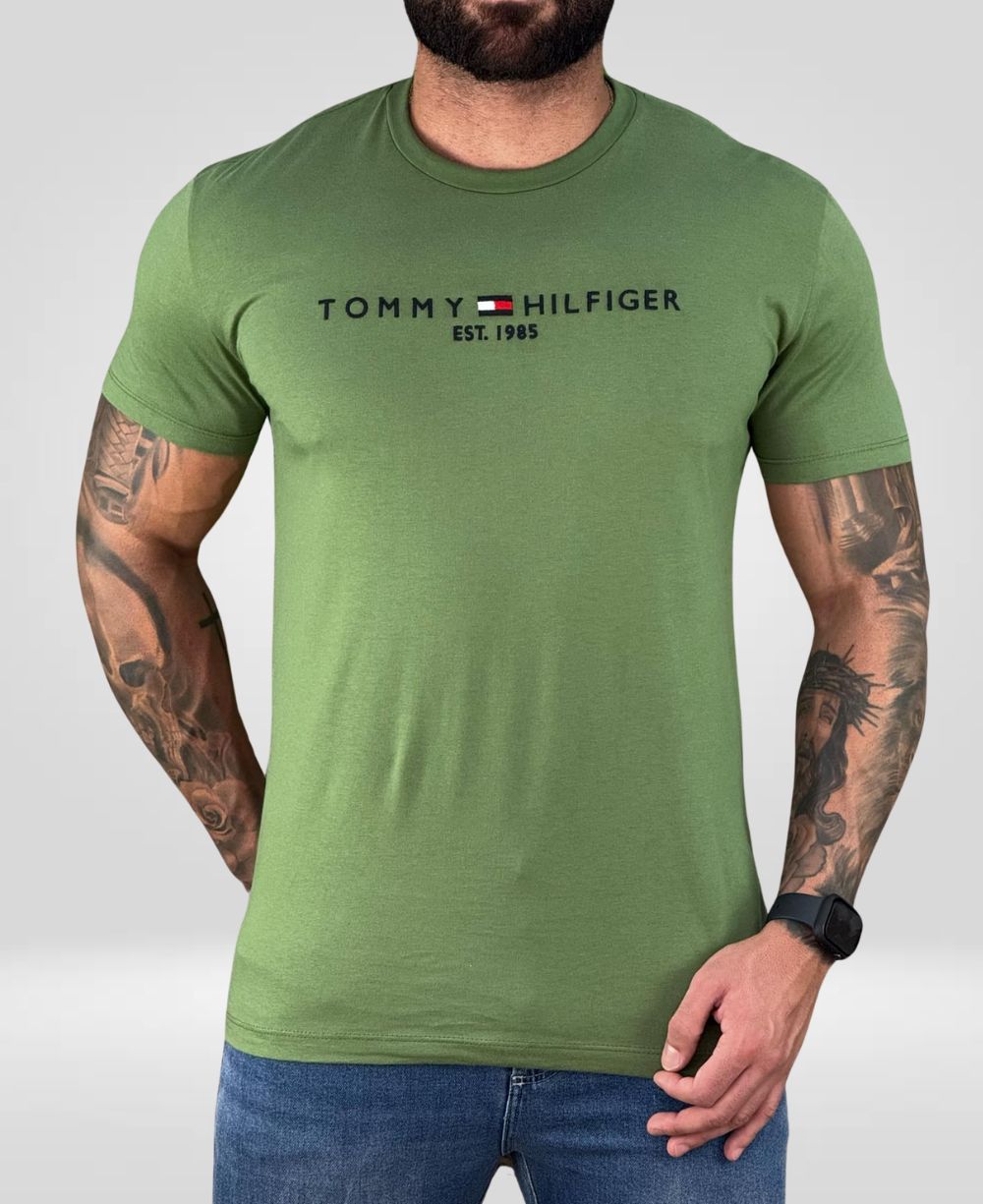 Camiseta Verde Musgo Masculina Est.1985 - Tommy Hilfiger