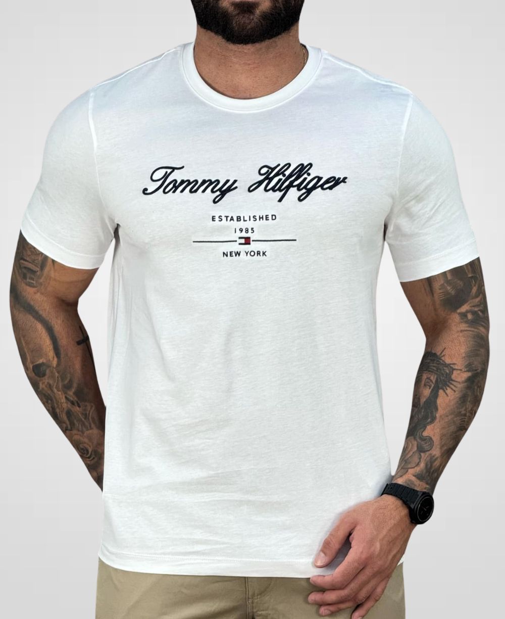 Camiseta Branca Script Logo Masculina Regular Fit - Tommy Hilfiger