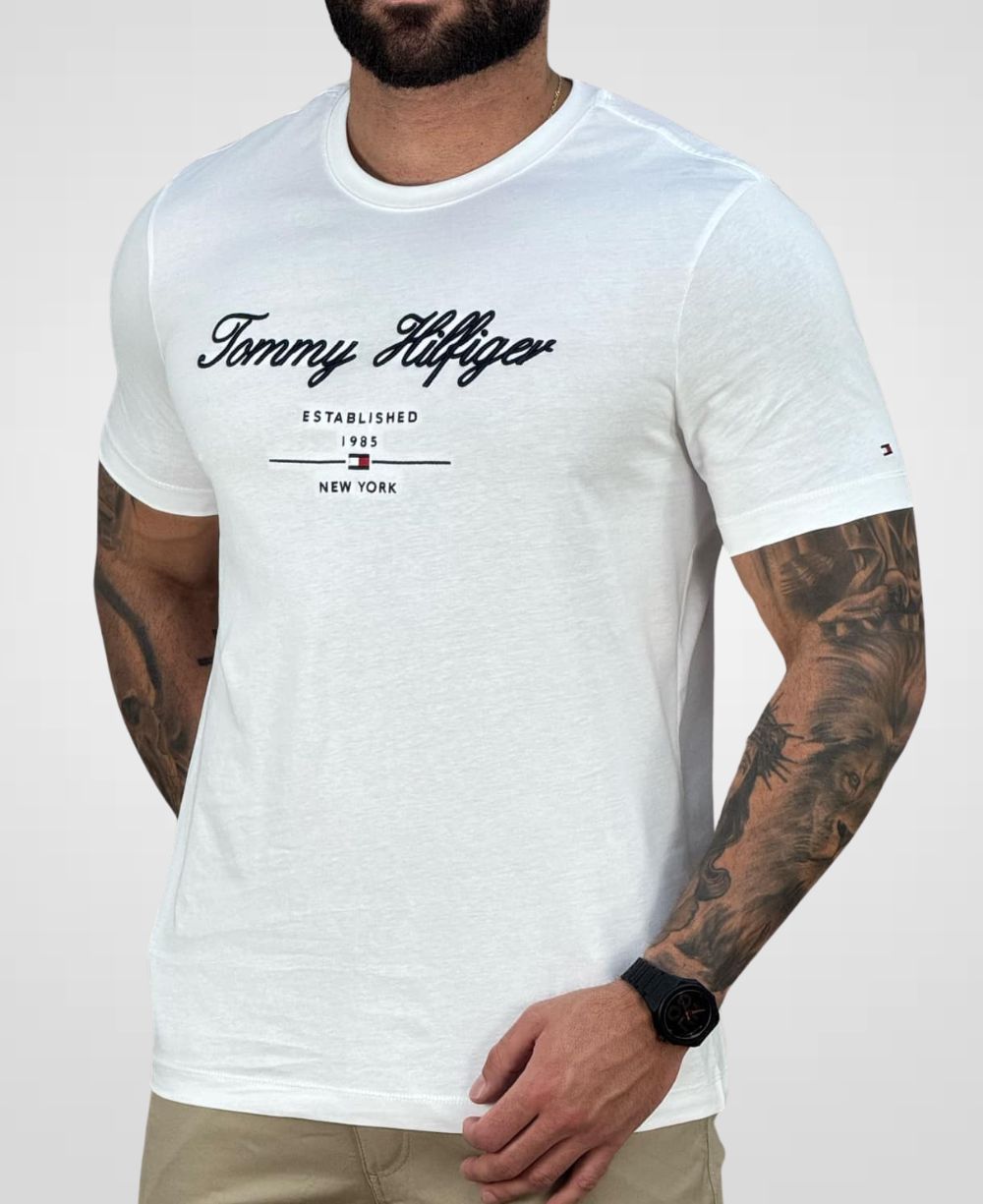 Camiseta Branca Script Logo Masculina Regular Fit - Tommy Hilfiger
