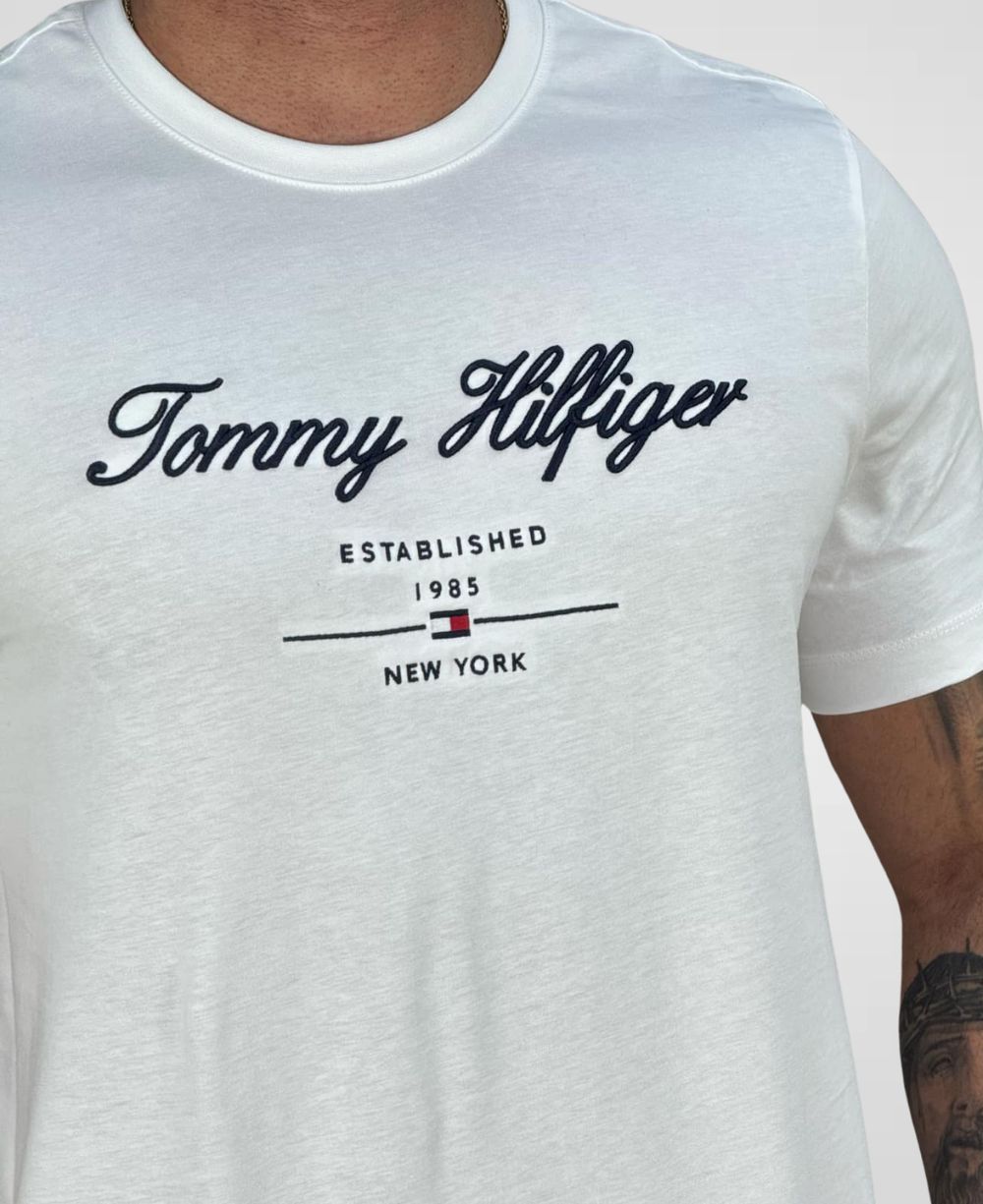 Camiseta Branca Script Logo Masculina Regular Fit - Tommy Hilfiger