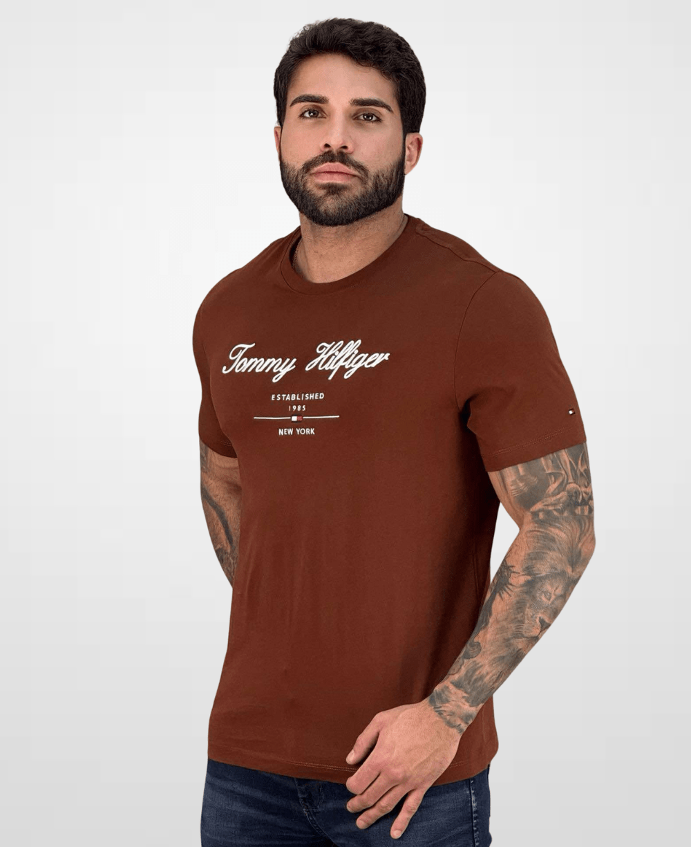 Camiseta Marrom Script Logo Masculina Regular Fit - Tommy