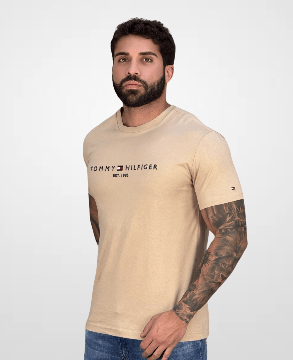 Camiseta Caqui Masculina Est.1985 - Tommy Hilfiger