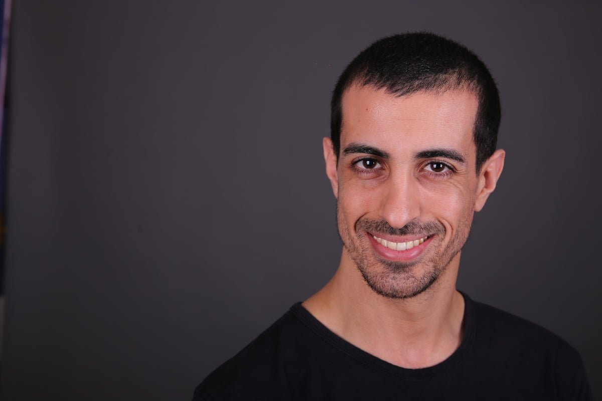 man in black crew neck shirt