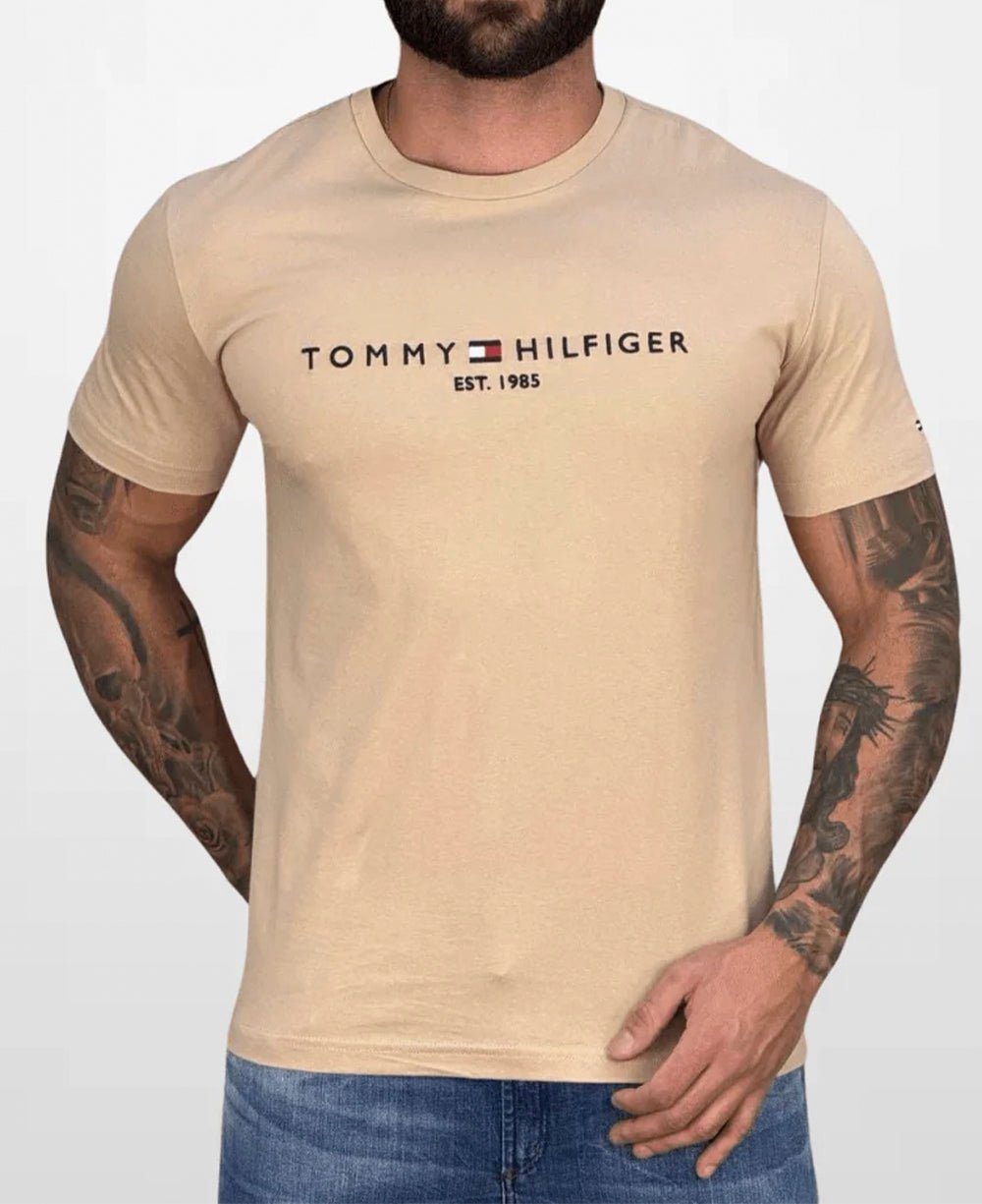 Camiseta Caqui Masculina Est.1985 - Tommy Hilfiger