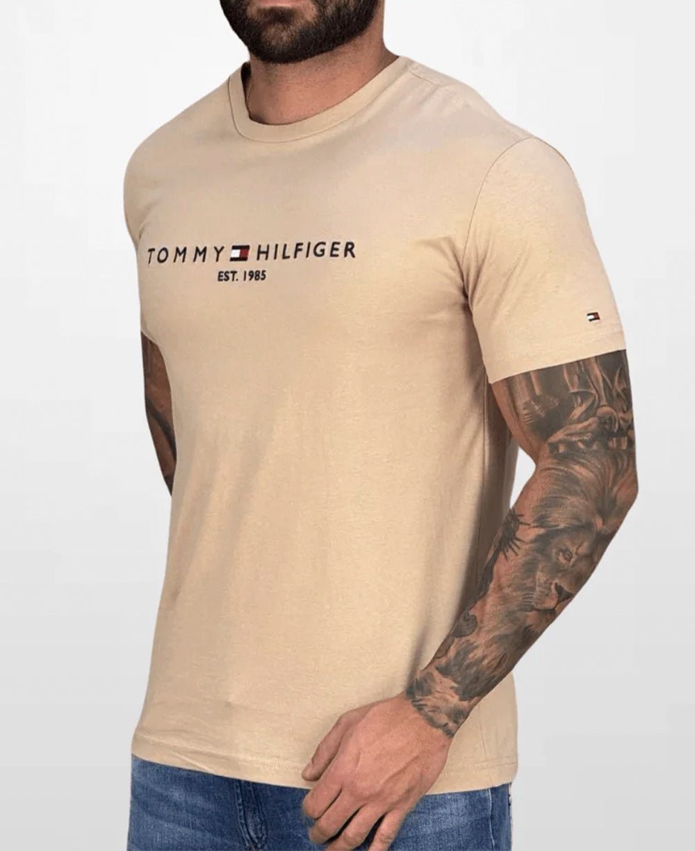 Camiseta Caqui Masculina Est.1985 - Tommy Hilfiger