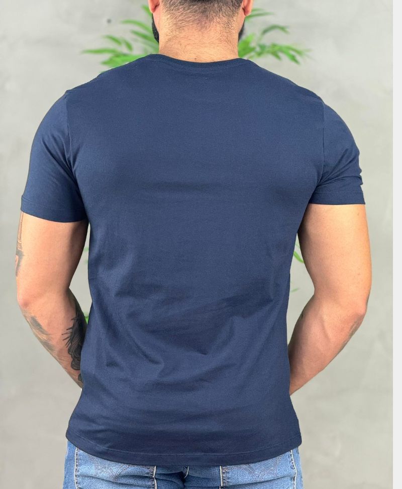 Camiseta Azul Marinho Casual Masculina Com Logo No Peito - Acostamento