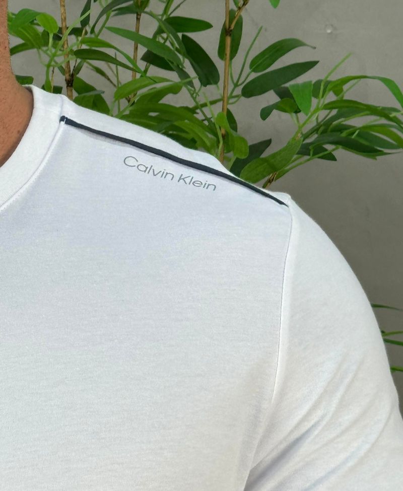 Camiseta Branca Masculina Logo Minimalista Superior - Calvin Klein