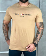 Camiseta Marrom Creme Masculina Com Relevo No Peito - Tommy Hilfiger