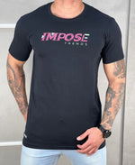 Camiseta Preta e Rosa Masculina Com Logo Da Marca No Peito - Impose Trends