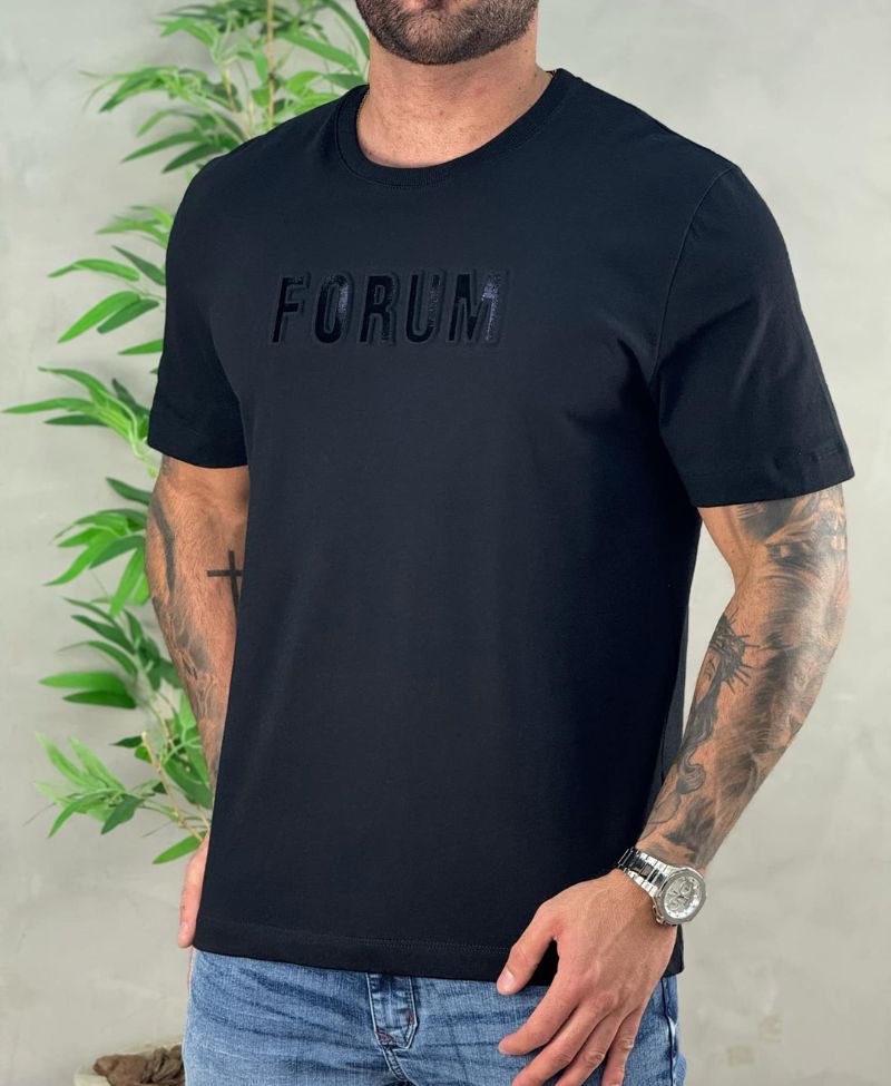 Camiseta Preta Masculina Embossed - Forum