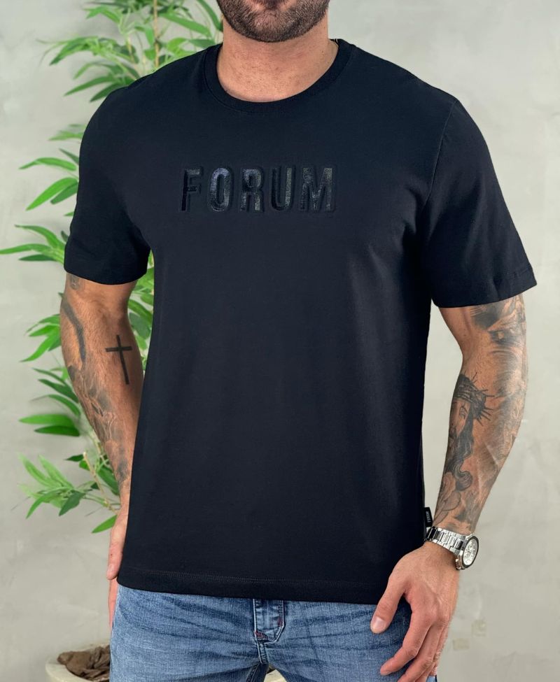 Camiseta Preta Masculina Embossed - Forum