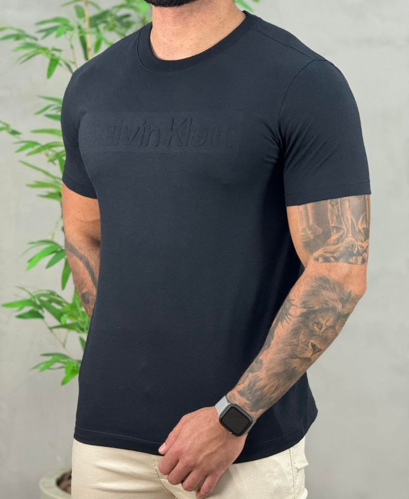 Camiseta Preta Masculina Embossing Slim - Calvin Klein