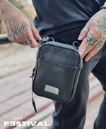 Shoulder Bag Preta Com Logo Da Marca em Metal - John John