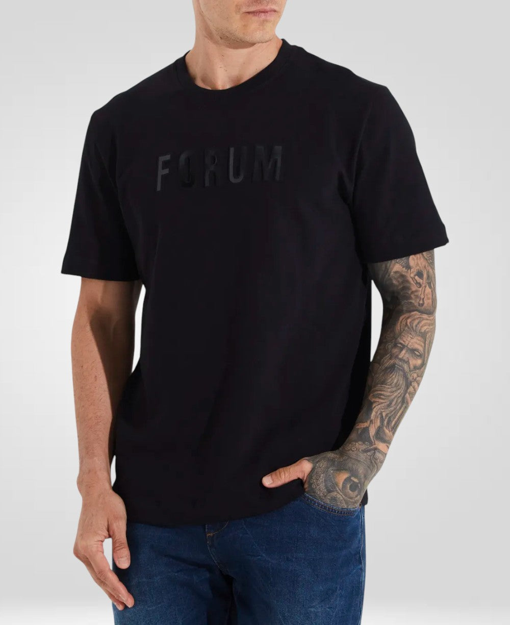 Camiseta Preta Masculina Embossed - Forum