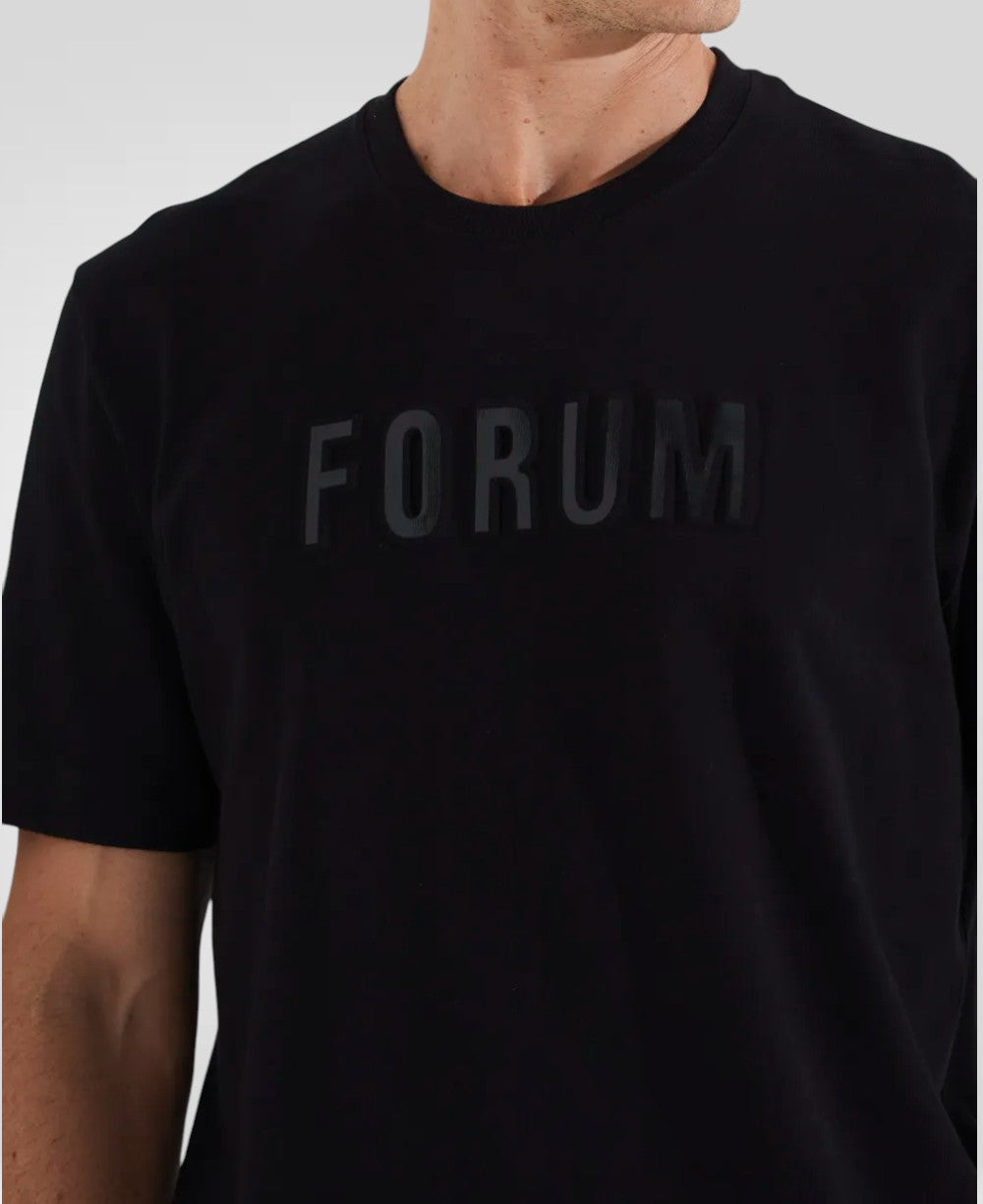 Camiseta Preta Masculina Embossed - Forum