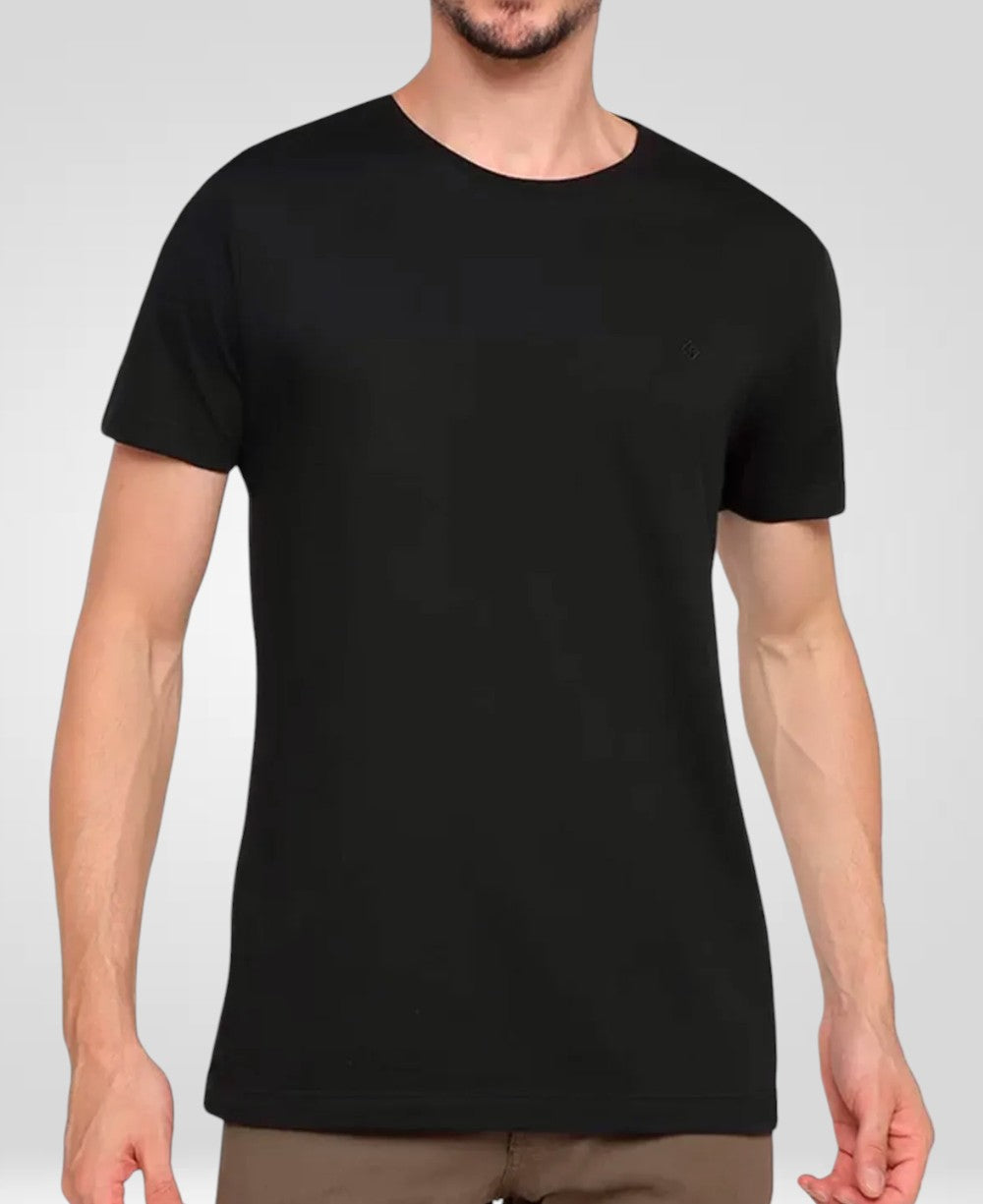 Camiseta Preta Masculina Basica - Forum