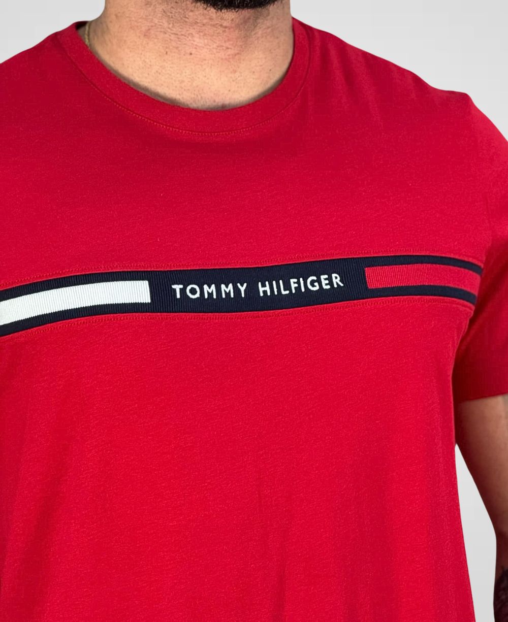 Camiseta Vermelha Painel Logo Bordado Masculina Regula Fit - Tommy Hilfiger
