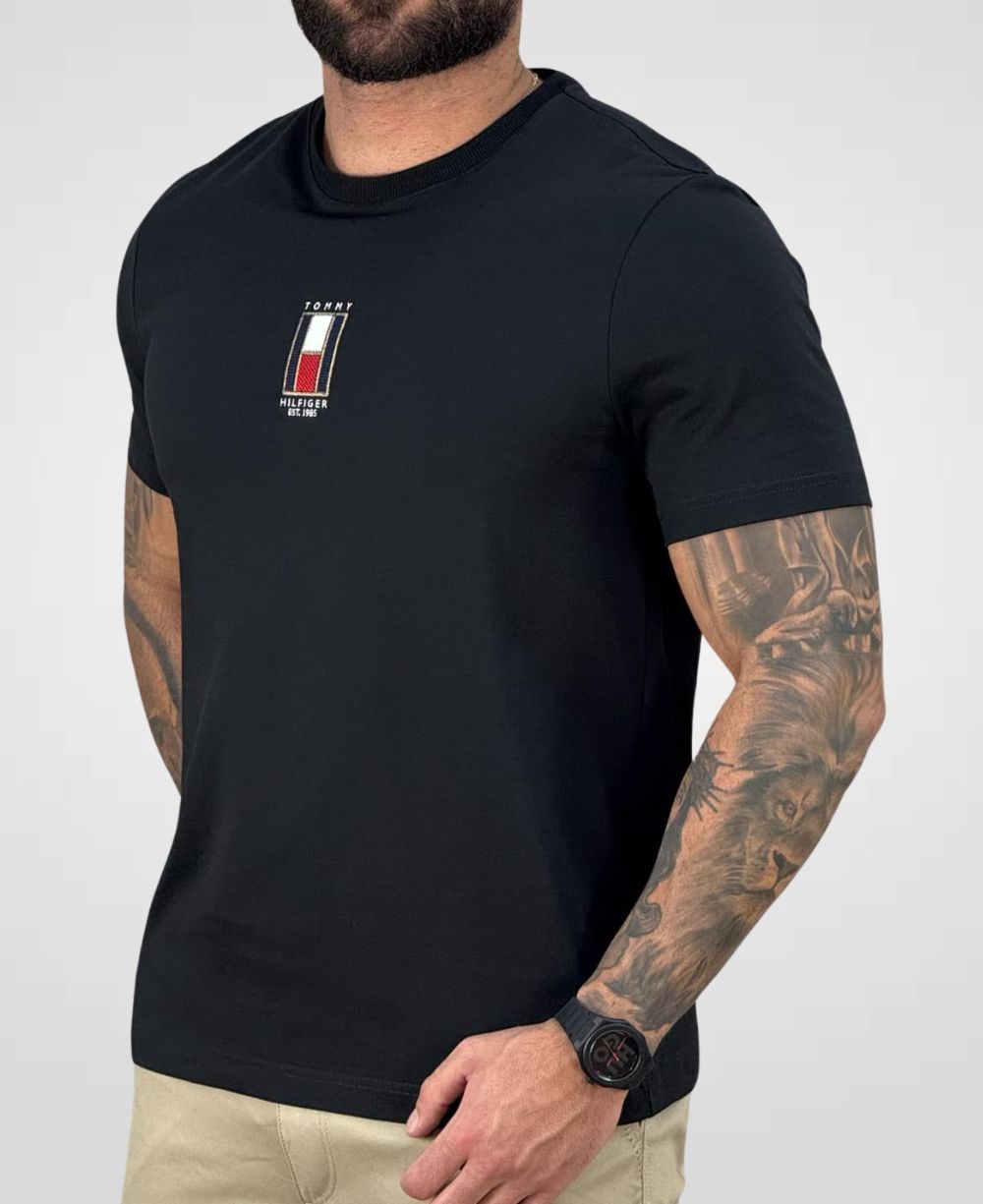 Camiseta Preto Bordada Bandeira Vertical Regular Fit - Tommy Hilfiger