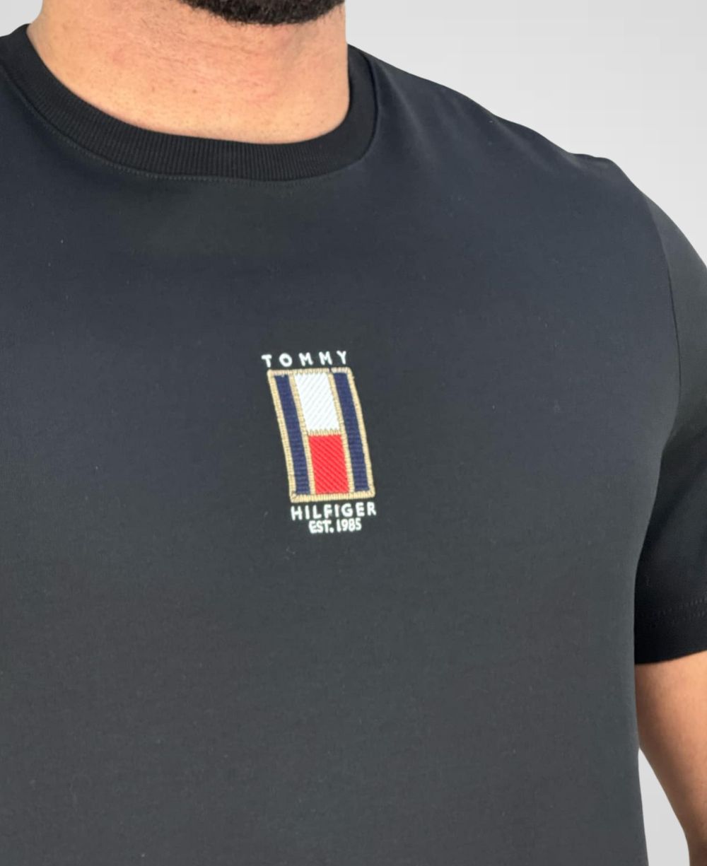 Camiseta Preto Bordada Bandeira Vertical Regular Fit - Tommy Hilfiger