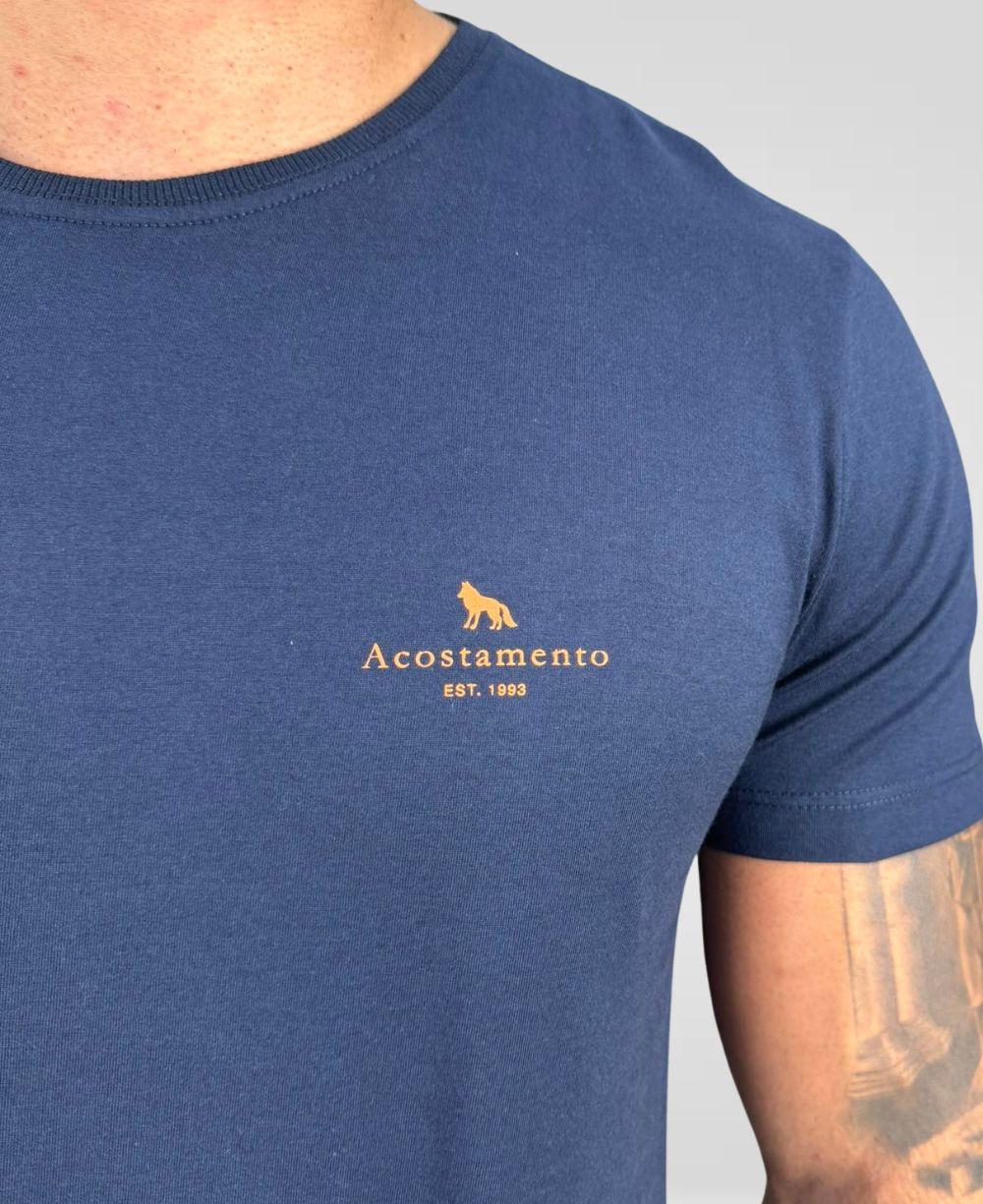 Camiseta Azul Marinho Casual Masculina Com Logo No Peito - Acostamento