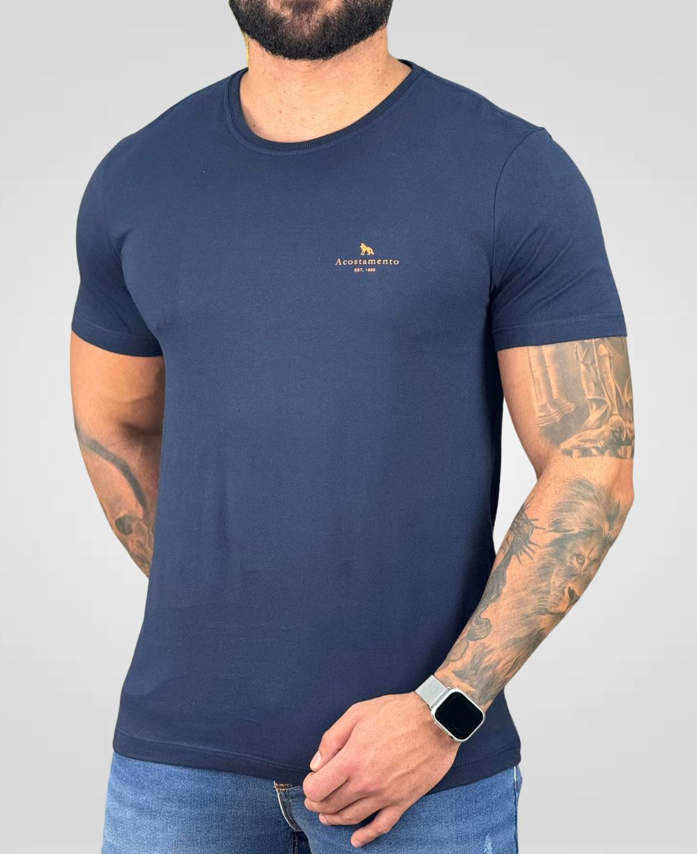 Camiseta Azul Marinho Casual Masculina Com Logo No Peito - Acostamento