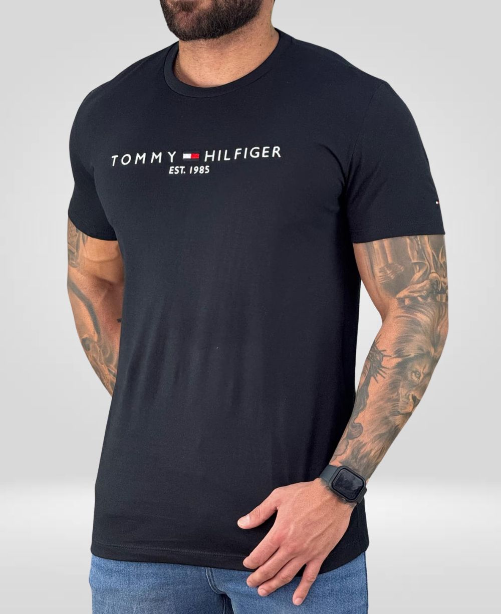 Camiseta Preta Masculina Est.1985 - Tommy Hilfiger