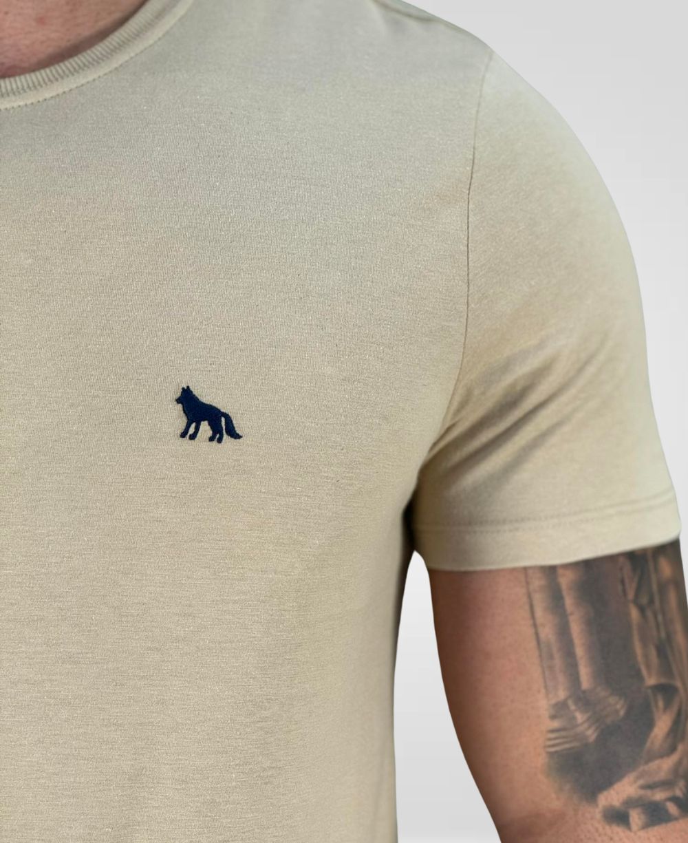 Camiseta Bege Casual Masculina Wolf - Acostamento