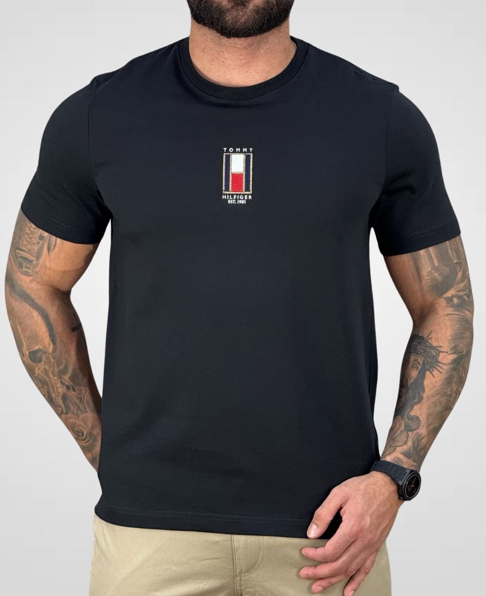 Camiseta Preto Bordada Bandeira Vertical Regular Fit - Tommy Hilfiger