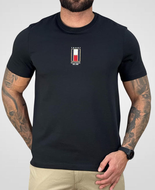 Camiseta Preto Bordada Bandeira Vertical Regular Fit - Tommy Hilfiger