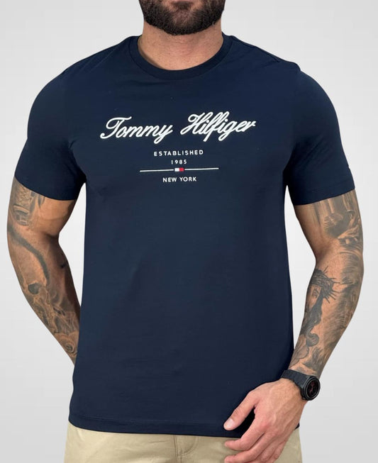 Camiseta Azul Marinho Script Logo Masculina Regular Fit - Tommy Hilfiger