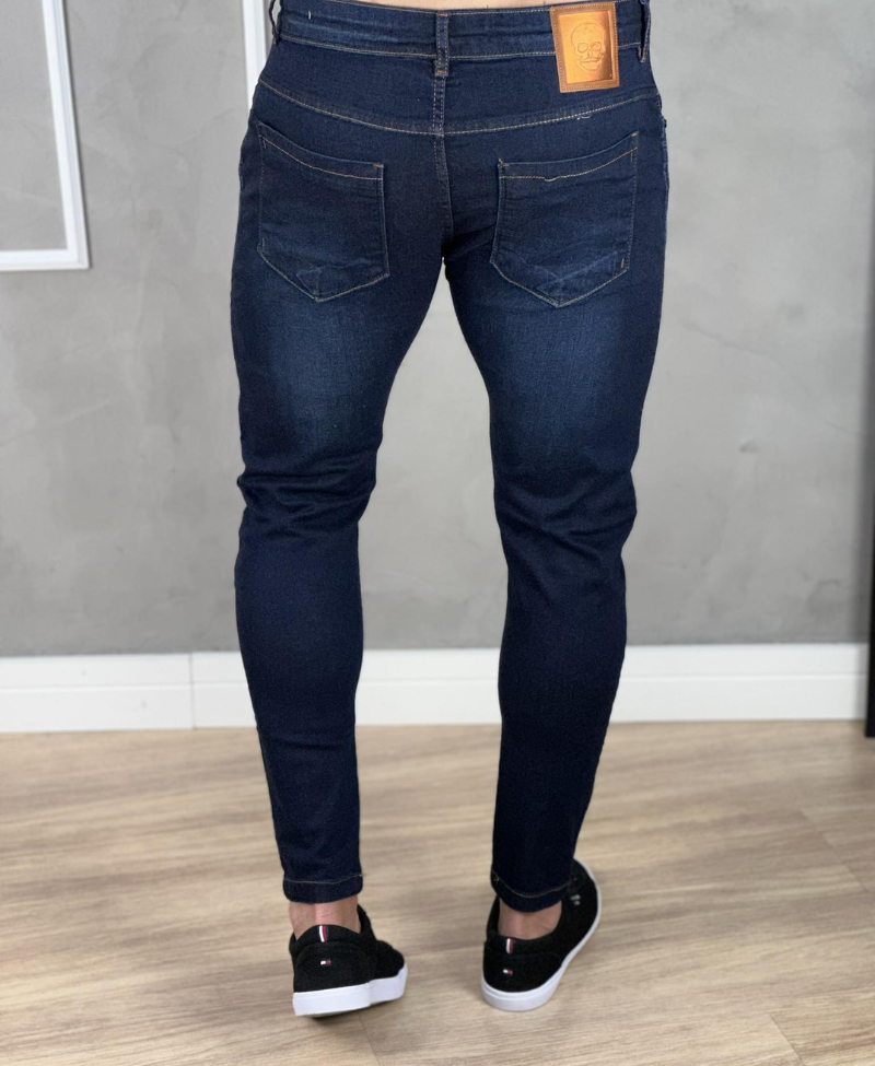 Calça Jeans Escura Masculina Com Pequenos Rasgos - Jay Jones
