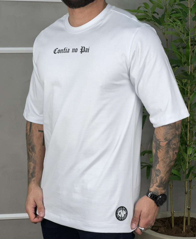 Camiseta Oversize Branca Masculina Com Logo No Peito - Confia No Pai
