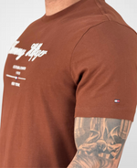 Camiseta Marrom Script Logo Masculina Regular Fit - Tommy